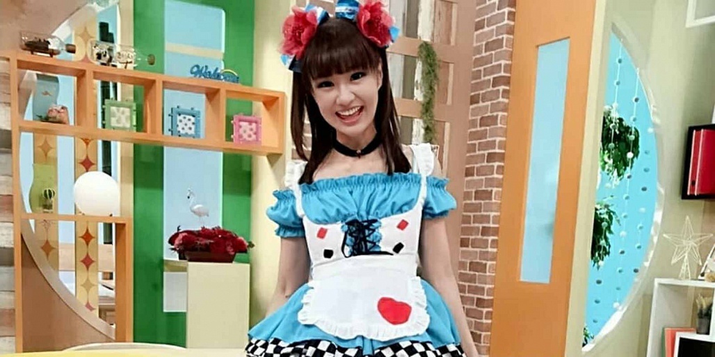 That’s insane! She looks 25 in her 50!